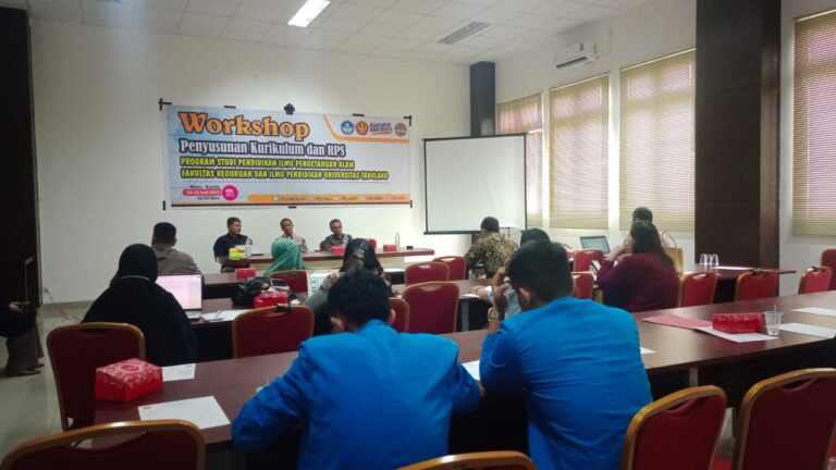 Workshop Penyusunan Kurikulum Pendidikan IPA UNTAD: Sinergi Membangun Kurikulum Inovatif untuk Generasi Emas